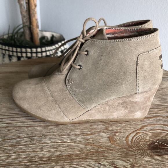 TOMS Women’s Desert Wedge Suede Taupe Lace Up Booties - Picture 7 of 11